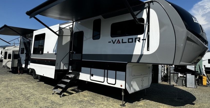 Read more about the article The Benefits of Small Toy Haulers: A Comprehensive Buying Guide